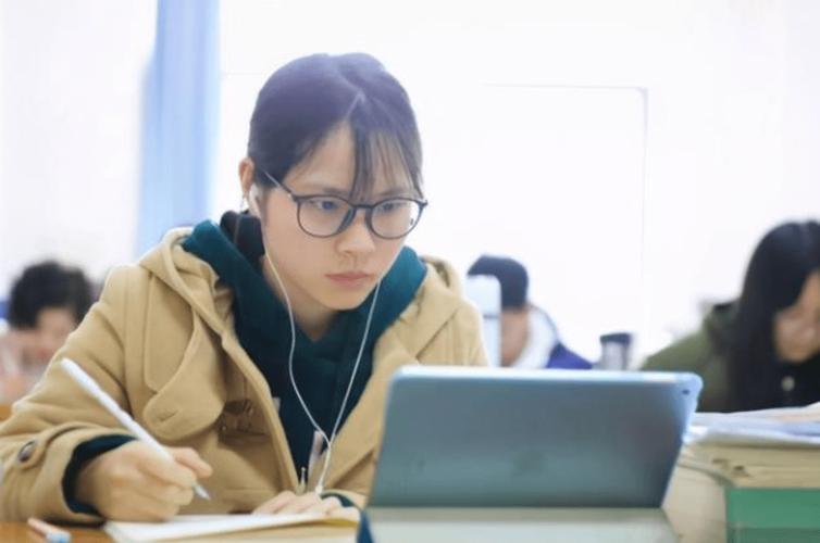 儿子上大学后不爱回家是因为什么呢?