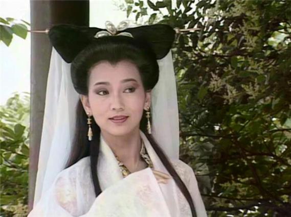 新白娘子传奇第一集里,观音菩萨唱歌对白素贞说,三月三日是清明,清明时节雨纷纷,有缘千里来相会,须往