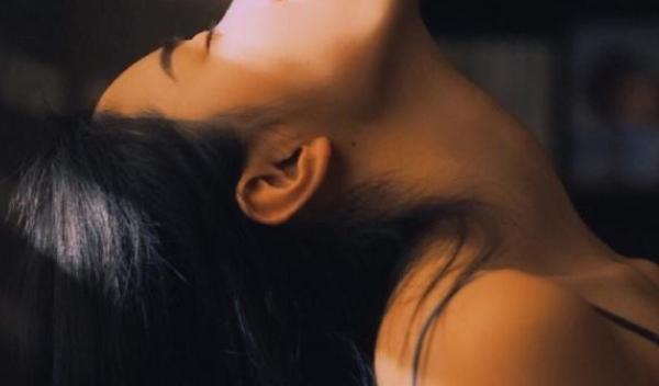 去离婚的路上男人密密的吸烟是什么情况